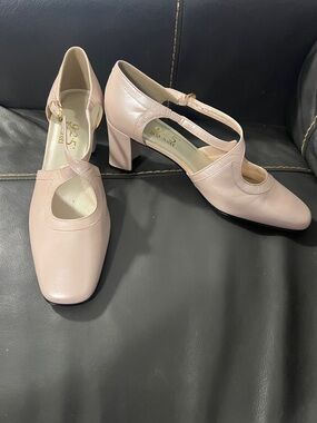 New super cute retro style block pumps in baby pink